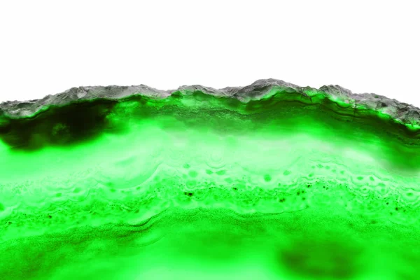 Soyut arka plan, beyaz arka planda izole yeşil mineral kesit