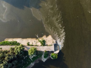 Ekolojik felaket, Varşova yakınlarındaki Vistula nehrine kanalizasyon deşarjı, Polonya