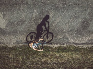 Bisikletçi yolda, yolda gölge yukarıdan aşağıya görüntü