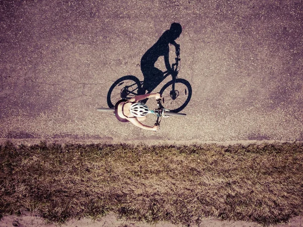 道路上のサイクリスト 道路上の影のトップダウン画像 — ストック写真