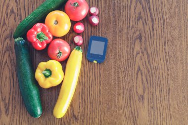 Diyabet konsepti için sağlıklı beslenme, masada sebzeler