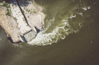 Nehre atık su boşaltımı, atık su arıtma tesisi, Varşova, Polonya 'da başarısız olduktan sonra ekolojik felaket