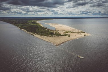 Vistula Nehri ağzının Baltık Denizi 'ne olan hava görüntüsü, görüntüyü yumuşatın.