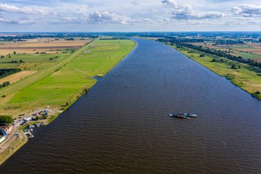 Vistula Nehri 'ndeki feribotun Baltık Denizi' ne olan havadan görüntüsü.