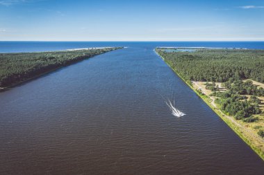 Vistula Nehri ağzının Baltık Denizi 'ne olan hava görüntüsü, görüntüyü yumuşatın.
