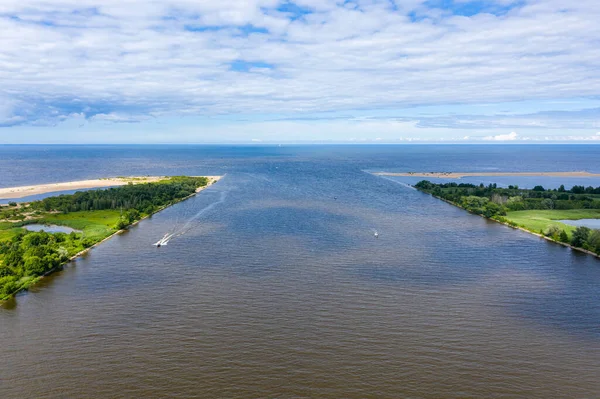 Vistula Nehri ağzının Baltık Denizi 'ne açılan hava manzarası.