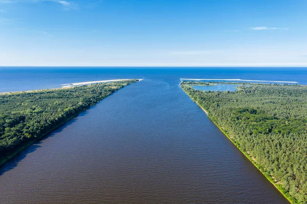 Vistula Nehri ağzının Baltık Denizi 'ne açılan hava manzarası.
