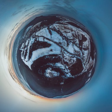 Aşağı Beskid, Karpatya Dağları Kışın küçük gezegen manzaralı, turuncu ve pembe gökyüzü