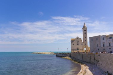 Trani manzara: deniz ve liman rıhtım üzerinde katedral