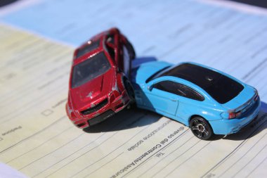 İki araba arasında trafik kazası