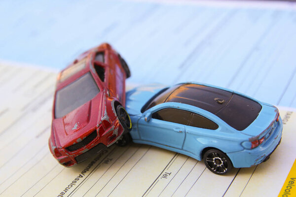 Фронтальная авария между двумя автомобилями
