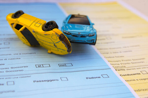 Столкновение между двумя автомобилями
