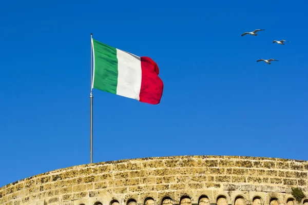 Italiensk Flag Himlen Med Vind - Stock-foto