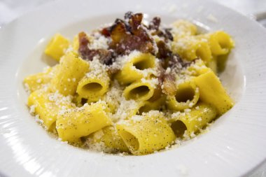 Pasta carbonara: pastırma ve yumurta. Geleneksel İtalyan yemekleri. orijinal Roma tarifi