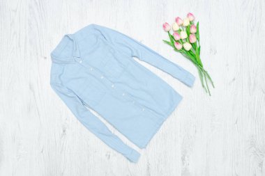 Mavi gömlek ve lale bir buket. Moda kavramı