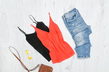 İki tank top, yırtık kot pantolon ve güneş gözlüğü. Moda kavramı