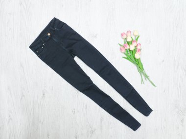 Siyah kot pantolon ve lale bir buket. Moda kavramı