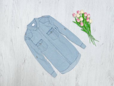 Mavi çizgili gömlek ve lale bir buket. Moda kavramı