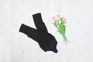 Siyah gövde ve lale buketi. Moda kavramı