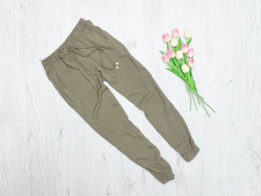 Haki pantolon ve lale bir buket. Moda kavramı