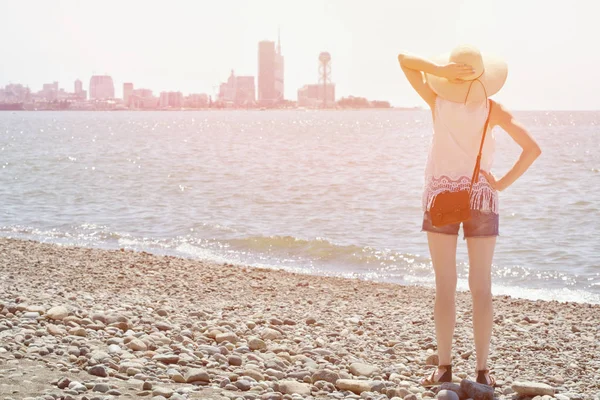 Una Chica Con Sombrero Largo Orilla Del Mar Ciudad Distancia — Foto de Stock