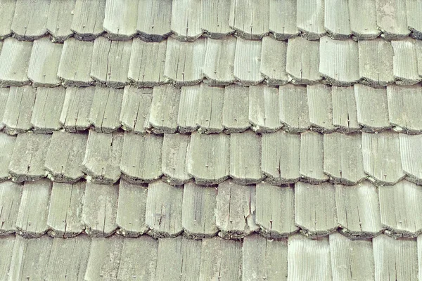 旧屋顶的木制带状疱疹 — 图库照片