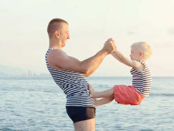 Papá Hijo Están Jugando Playa Pasatiempo Divertido — Foto de Stock