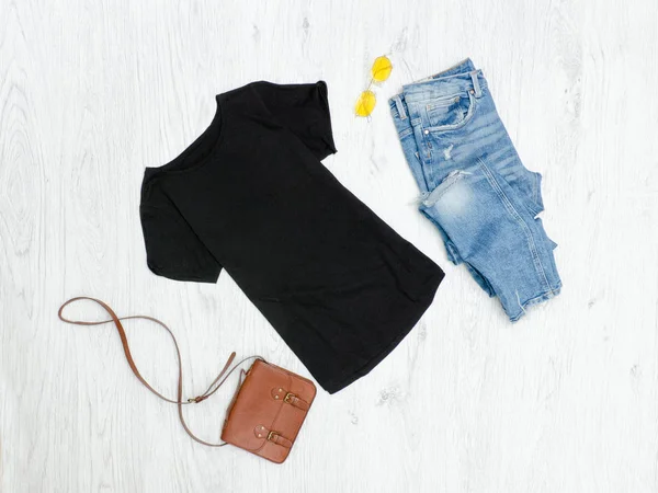 Camiseta Negra Jeans Rasgados Bolso Gafas Sol Concepto Moda — Foto de Stock