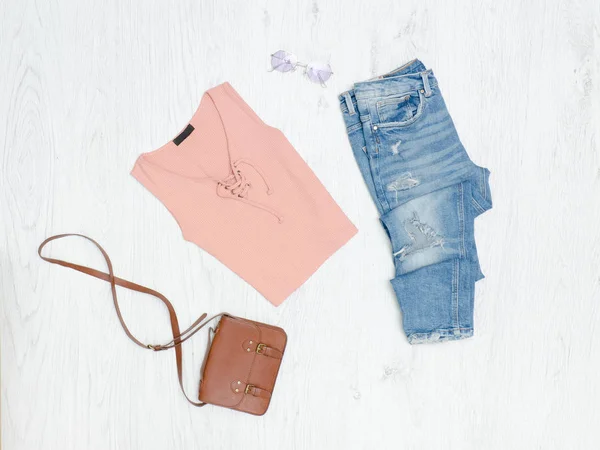 Roze Shirt Jeans Handtas Zonnebril Hebt Geript Modieuze Concept — Stockfoto