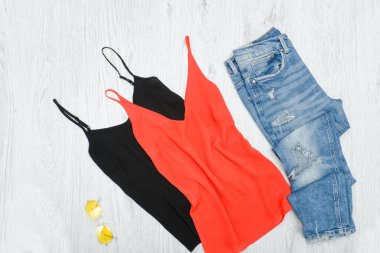 İki tank top, yırtık kot pantolon ve güneş gözlüğü. Moda kavramı