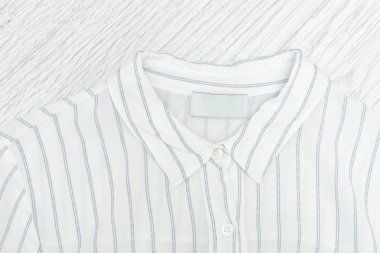 Bir şerit ile beyaz bir gömlek yaka. Ayrıntılar. Moda kavramı