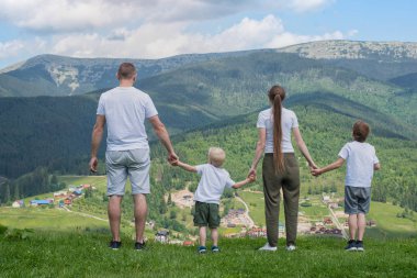 Aile tatili. Anne ve iki oğlu Vadisi'nin manzaralarına hayran kalacaksınız. Dağlar mesafe. Arkadan görünüm