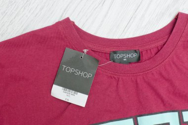Kharkov, Ukrayna-08 2018 olabilir: Siyah Bordo elbise Topshop etiketi. Yakın çekim
