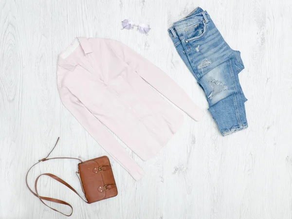 光ピンクのシャツ ジーンズ ハンドバッグ サングラスをリッピングします ファッションの概念 — ストック写真