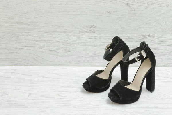 Sapatos Camurça Preta Fundo Madeira Conceito Moda — Fotografia de Stock