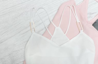 Pembe ve beyaz kolsuz bluz. Moda kavramı