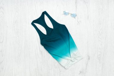 Yeşil kolsuz bluz ve güneş gözlüğü. Moda kavramı