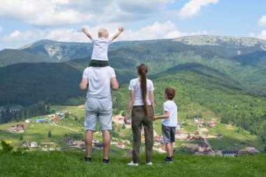 Aile tatili. Anne ve iki oğlu Vadisi'nin manzaralarına hayran kalacaksınız. Dağlar mesafe. Arkadan görünüm