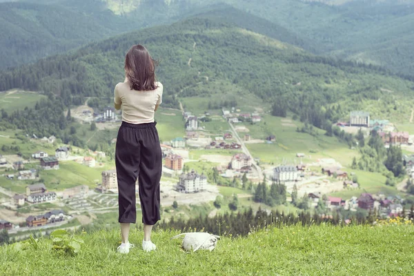 Kız vadi köyde hayran. Dağlar mesafe. Arkadan görünüm