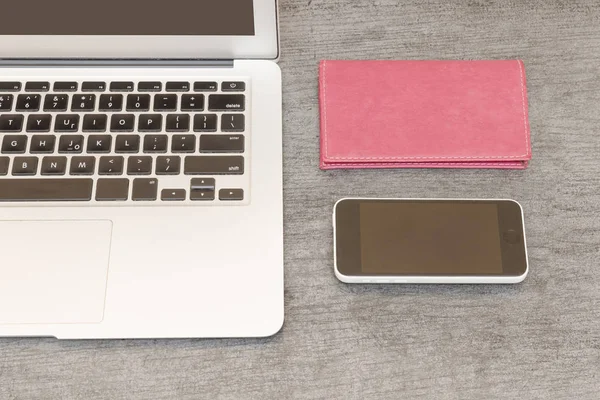 Laptop klavye, bir smartphone ve bir dizüstü bilgisayar. Çalışma alanı. Üstten görünüm