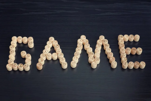 Ahşap varil üzerinden kelime oyunu. Siyah ahşap masa. 