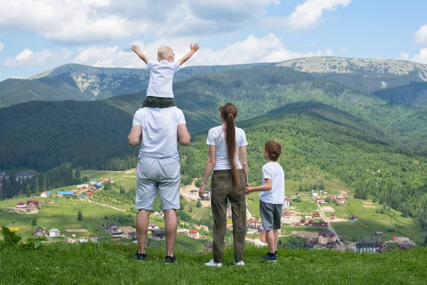 Aile tatili. Anne ve iki oğlu Vadisi'nin manzaralarına hayran kalacaksınız. Dağlar mesafe. Arkadan görünüm