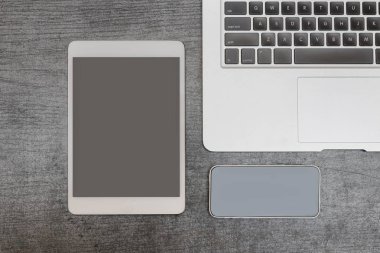 Laptop klavye, akıllı telefon ve tablet. Çalışma alanı. Üstten görünüm