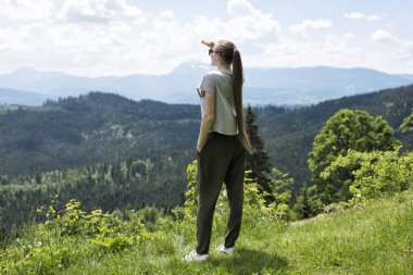 Kadınlar ayakta ve mesafe içine arıyorum. Orman ve dağlar içinde belgili tanımlık geçmiş