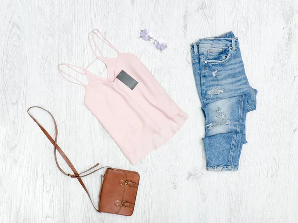 Top Tanque Rosa Com Etiqueta Jeans Rasgado Bolsa Óculos Sol — Fotografia de Stock