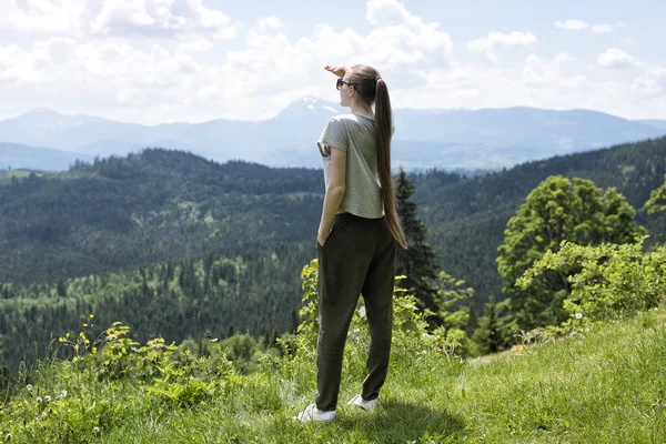 Kadınlar ayakta ve mesafe içine arıyorum. Orman ve dağlar içinde belgili tanımlık geçmiş