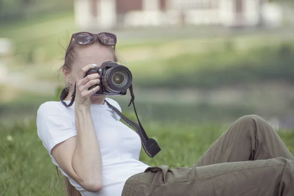 Flicka Med Kameran Sitter Kulle Och Fotografi — Stockfoto