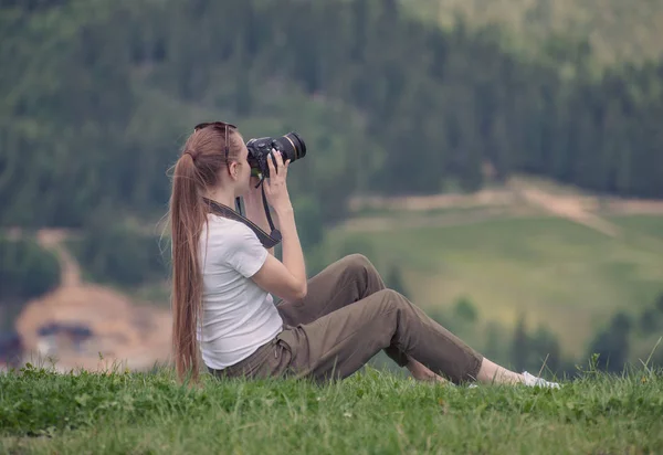 Menina Com Câmera Senta Uma Colina Natureza Fotografia Dia Verão — Fotografia de Stock