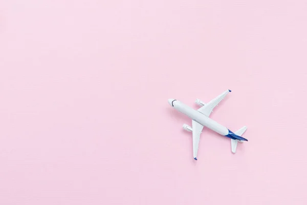 Concepto Viaje Avión Sobre Fondo Rosa Lugar Para Texto — Foto de Stock
