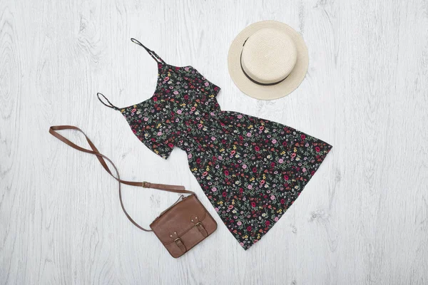 Vestido Verão Preto Bolsa Chapéu Conceito Moda — Fotografia de Stock